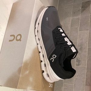 On Cloud Men’s Cloudrunner 10.5 wide new in box